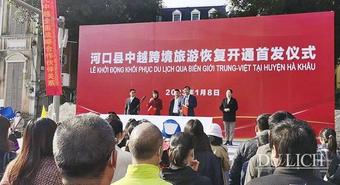 Lễ khởi động khôi phục du lịch qua biên giới Việt – Trung (ngày 8/1) tại huyện Hà Khẩu (TQ) - Ảnh: Nguyễn Hồng Thắng